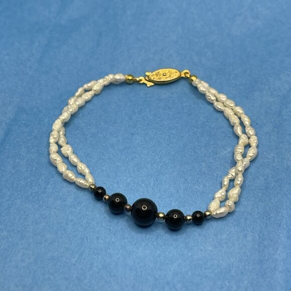 Vintage Jewelry - Vintage freshwater pearls and black onyx bracelet